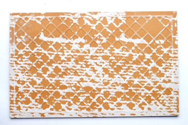 Beyaz arkaplanda duvar kiremitleri yığını.