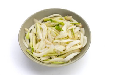 Sarı arka planda taze rezene dilimlenmiş..