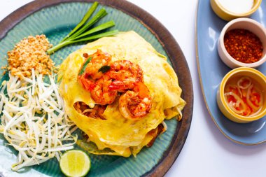 Tayland usulü karides, Tayland usulü, yumurtalı erişte.