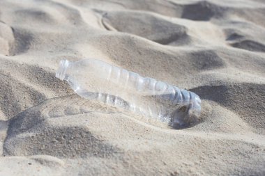Plastik şişe sahilde