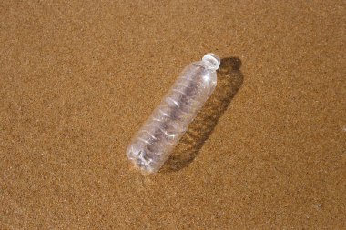 Plastik şişe sahilde