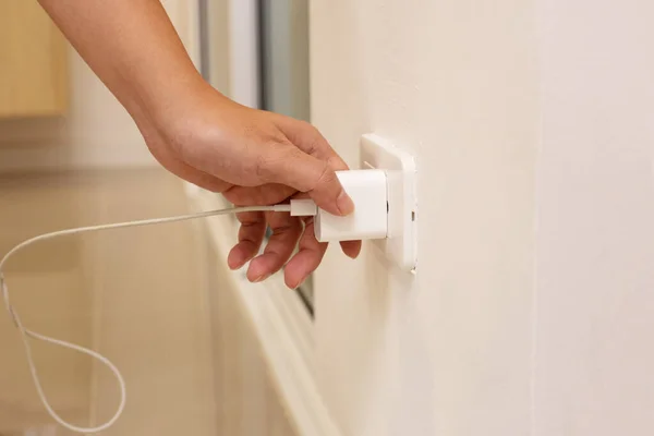 Elle şarj aletinin fişini prize tak.. 