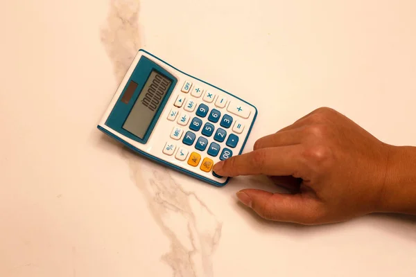 Ręka Pomocą Niebieskiego Kalkulatora — Zdjęcie stockowe