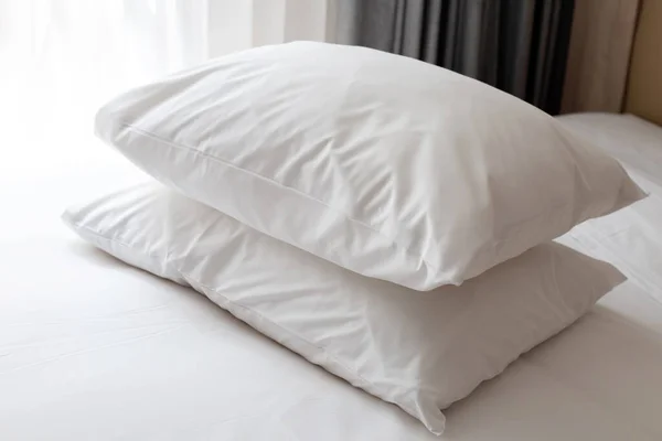 Łóżko Białymi Poduszkami Sypialni — Zdjęcie stockowe