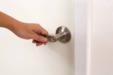 Adamın eli odanın kapısını açıyor..