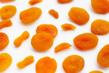 Beyaz arkaplanda kurumuş kayısılar.