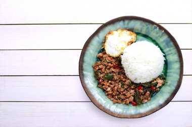 Kızarmış domuz pirinci ve kutsal fesleğen, kızarmış yumurta..