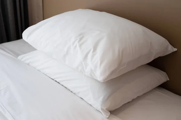 Łóżko Białymi Poduszkami Sypialni — Zdjęcie stockowe