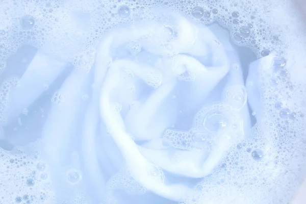 毛巾浸泡在粉末洗涤剂水溶液中的俯视图 洗衣的概念 — 图库照片
