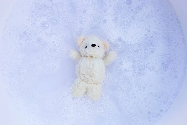 Замочите Игрушечного Плюшевого Медведя Стиральном Порошке Раствор Воды Перед Мытьем — стоковое фото