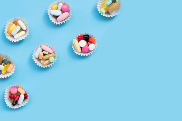 Barevné Tablety Kapslemi Pilulky Obalech Dortíky Modrém Pozadí — Stock fotografie