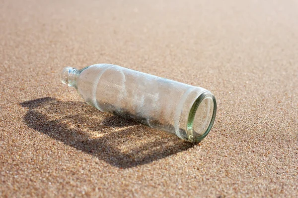 Γυάλινο Μπουκάλι Στην Παραλία — Φωτογραφία Αρχείου