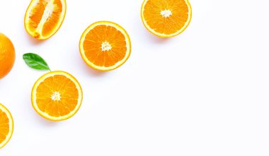 Yüksek C vitamini, sulu ve tatlı. Beyaz arka planda taze portakal meyvesi.