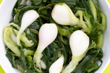 Beyaz kasede taze soğan turşusu.