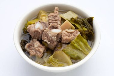 Lahana turşulu domuz pirzolası çorbası veya hardal yeşili.