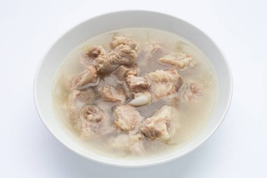 Haşlanmış domuz pirzolası çorbası. Asya mutfağı