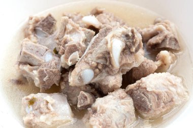 Haşlanmış domuz pirzolası çorbası. Asya mutfağı