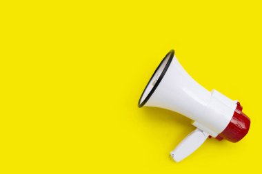 Sarı arkaplanda kırmızı ve beyaz megafon.