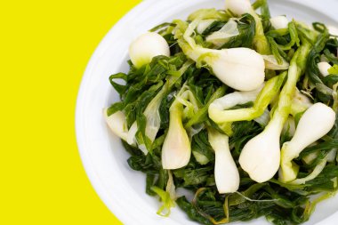 Beyaz tabakta turşulu taze soğan.