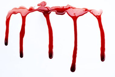 beyaz zemin üzerinde kan damlaları.