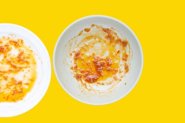 Sarı arka planda kirli tabaklar. Üst görünüm