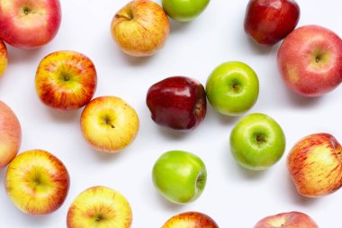 beyaz arkaplanda elmalar.