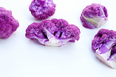 Beyaz arkaplanda mor karnabahar.