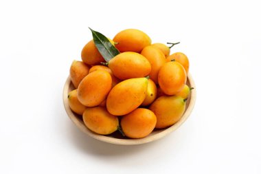 Beyaz arkaplanda yalıtılmış Marian erik meyvesi