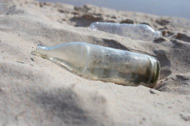 Kumsalda cam şişe