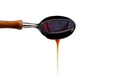 Beyaz arka planda istiridye sosu.