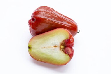 Beyaz arkaplanda gül elması izole