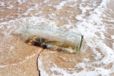 Kumsalda cam şişe