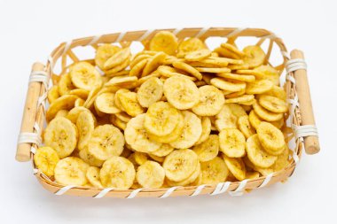 Beyaz arkaplanda muz dilimleri.