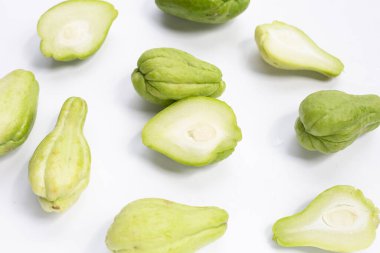 Beyaz arka plan üzerinde taze Chayote meyve.