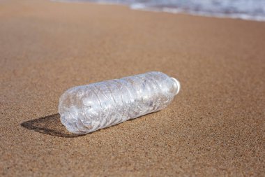 Plastik şişe sahilde