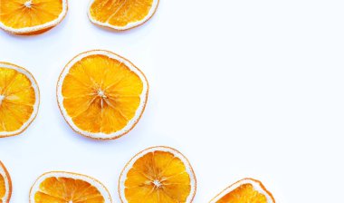 Beyaz arka planda kurumuş portakal dilimleri.