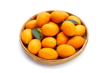 Beyaz arkaplanda yalıtılmış Marian erik meyvesi