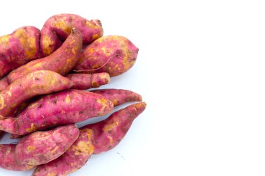 Beyaz arka planda tatlı patates.