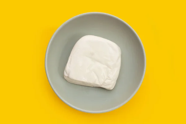 Weißer Tofu Teller Auf Gelbem Hintergrund — Stockfoto