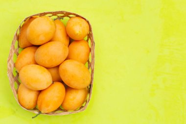 Yeşil arka planda yalıtılmış Marian erik meyvesi