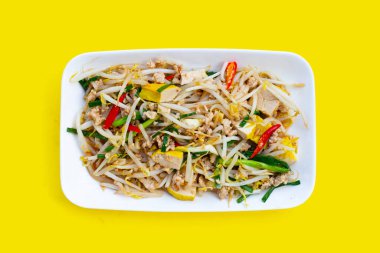 Kızarmış fasulye filizi, kıyma ve soya peyniri.