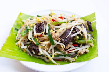 Fasulye filizli kızarmış tavuk kanı jölesi.