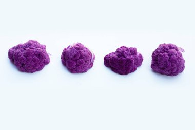 Beyaz arkaplanda mor karnabahar.