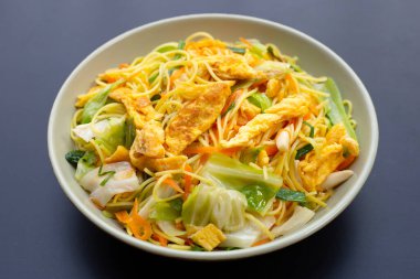 Çin usulü kızarmış erişte. Asya mutfağı