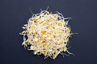 Pişirmek için taze soya filizleri..