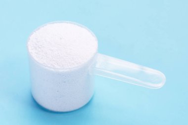 Çamaşır yıkamak için deterjan. Çamaşır konsepti.