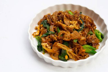 Soya soslu pilavlı erişte ve domuz eti.