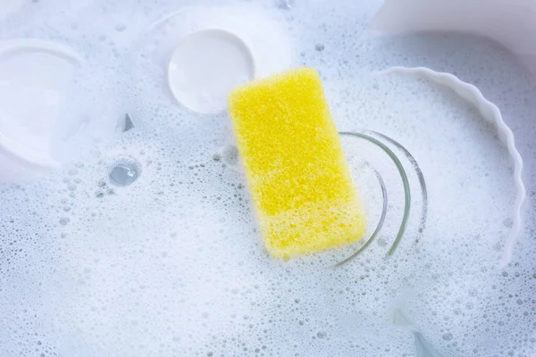 Dishes Bowls Yellow Sponge Water Bubbles Dishwashing Liquid — Foto de Stock