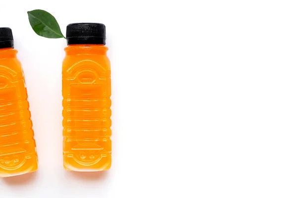Jugo Naranja Botellas Plástico Sobre Fondo Blanco — Foto de Stock