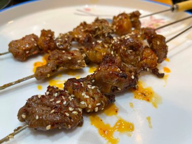 Baharatlı bbq biftek şişleri. Çin yemeği.